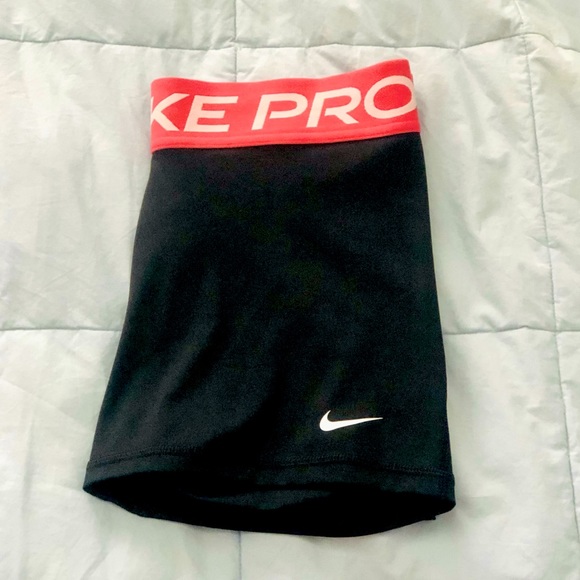 Decluttering for a Move! + the shorts unfortunately don’t fit my waist 🥺 - Picture 2 of 3